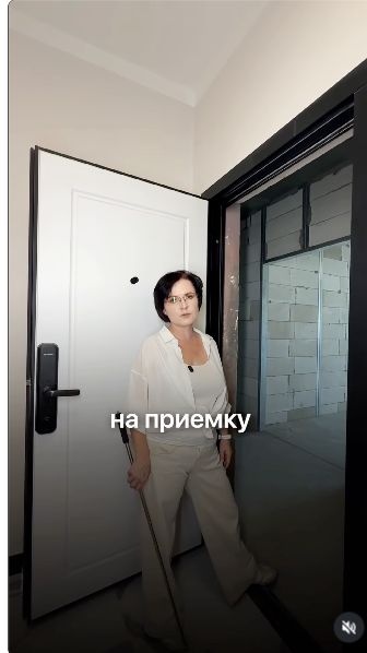 Анна у входной двери квартиры